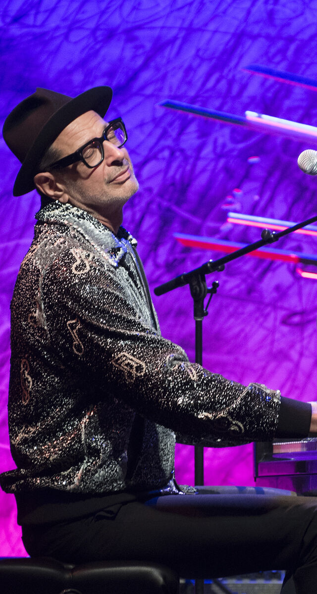 Jeff Goldblum num concerto com a The Milfred Snitzer Orchestra no Sony Hall a 12 de novembro.