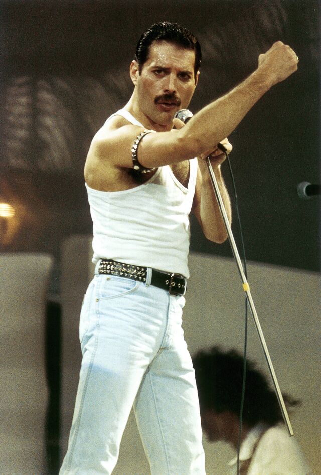 Freddie Mercury em atuação no festival Live Aid em Julho de 1986