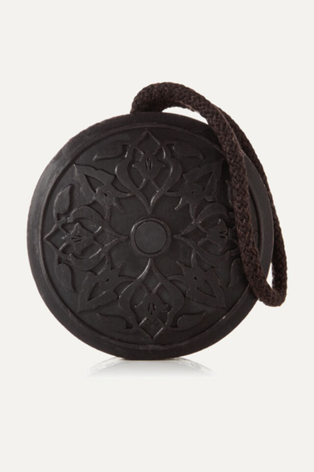 Hammam Soap Amber e Orange Blossom, €36 cada, Scenteurs d’Orient, em www.net-a-porter.com