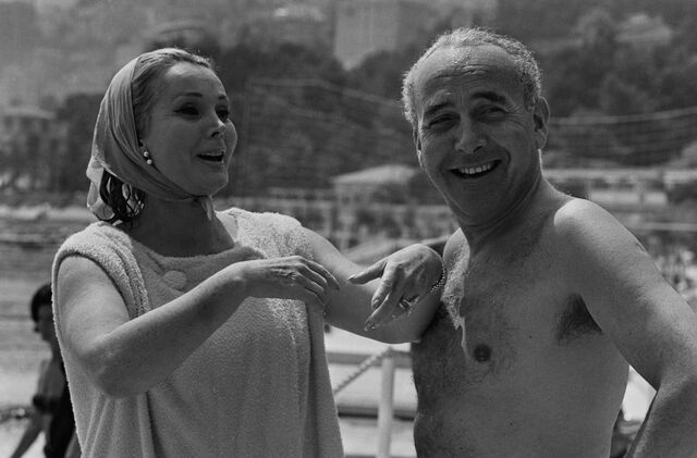 Zsa Zsa Gabor e o marido Herbert Hutner ´na Côte D'Azur em 1964