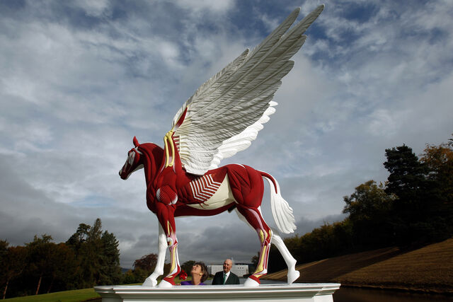 "Legend", a escultura de Damien Hirst na propriedade dos Duques de Devonshire em Chatsworth, Inglaterra, 2011