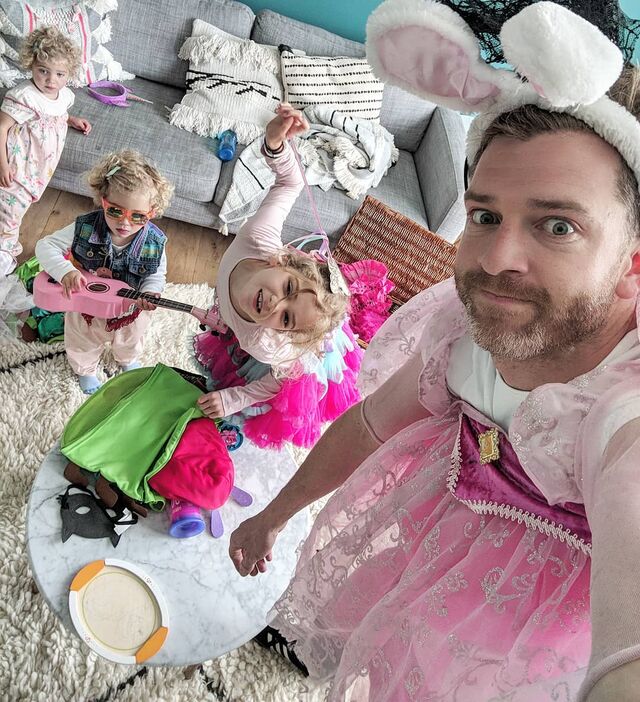 Simon Hooper com as filhas