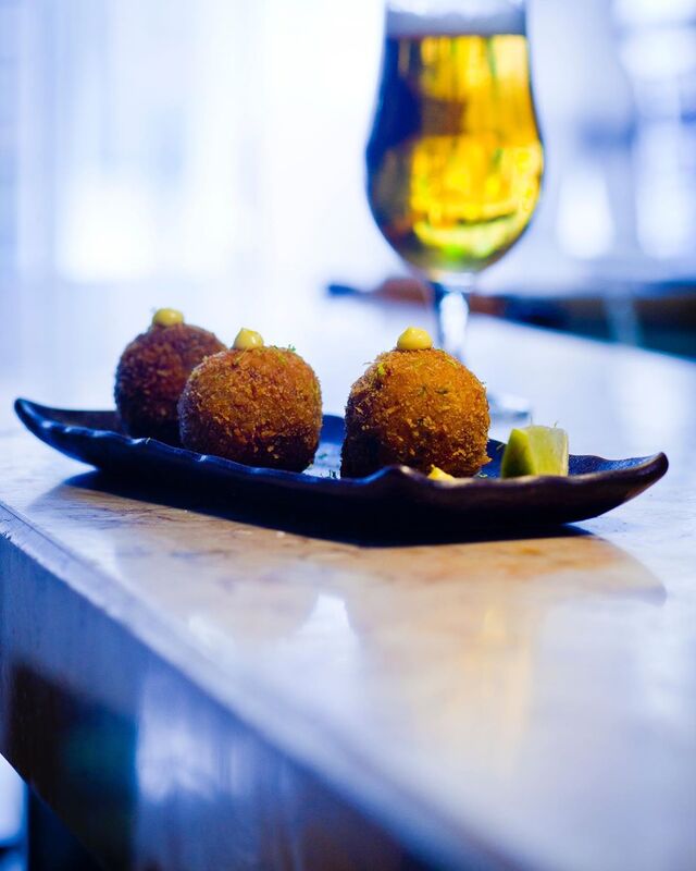 Croquetes de sapateira com maionese e lima do chef Vasco Lello, do restaurante Sea me, em Lisboa.