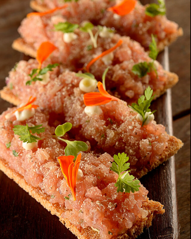 Tártaro de Porco, cogumelo em pó e caviar, da Casa do Porco, no Brasil, é a escolha do chef Tiago Bonito.