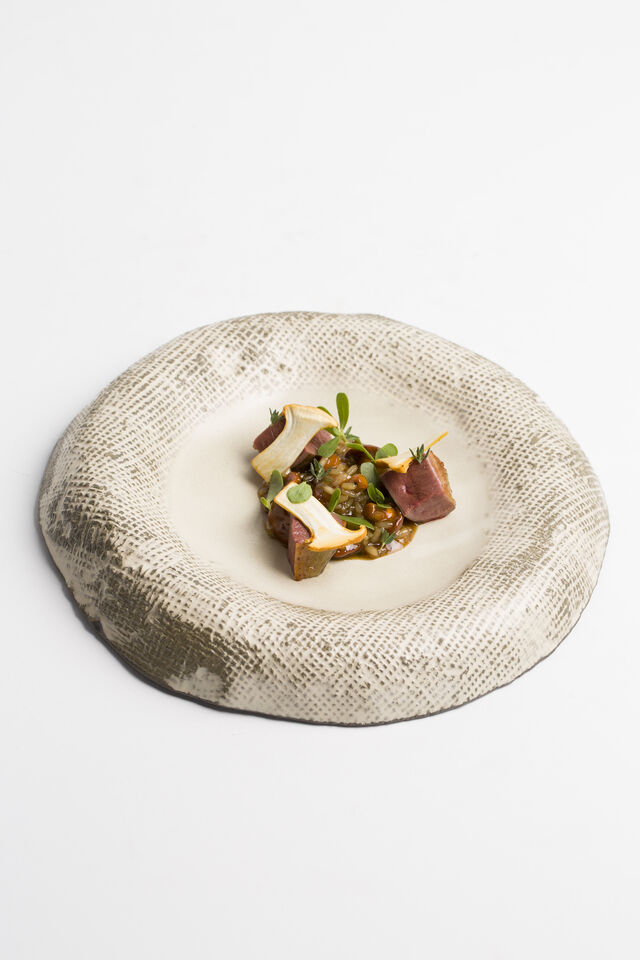 Caça menor e arroz carolino de cogumelos selvagens da estação, do chef João Rodrigues.