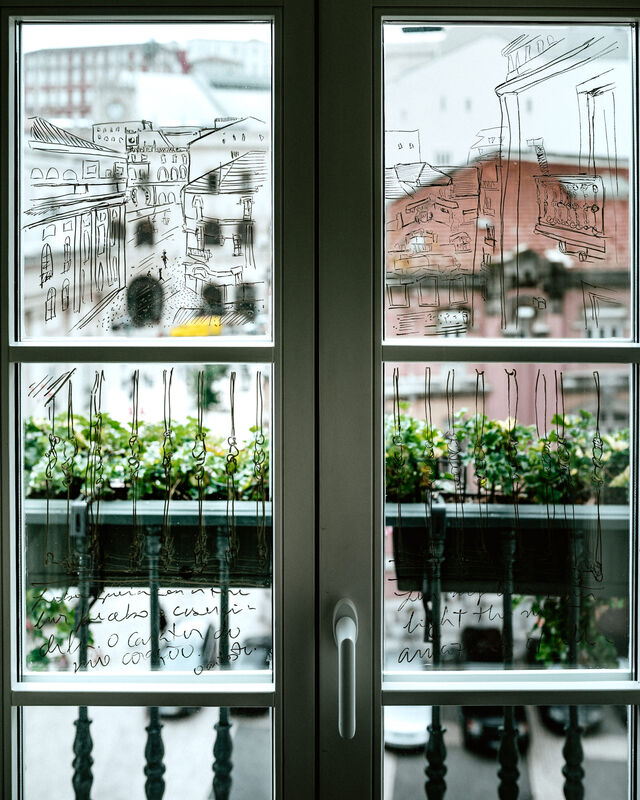 Se prestarmos atenção, os corredores, janelas e recantos deste hotel reservam-nos pequenas surpresas quase escondidas, como obras de escultura, ou ilustrações feitas nos vidros das janelas, desafiando a uma observação mais minuciosa da cidade.