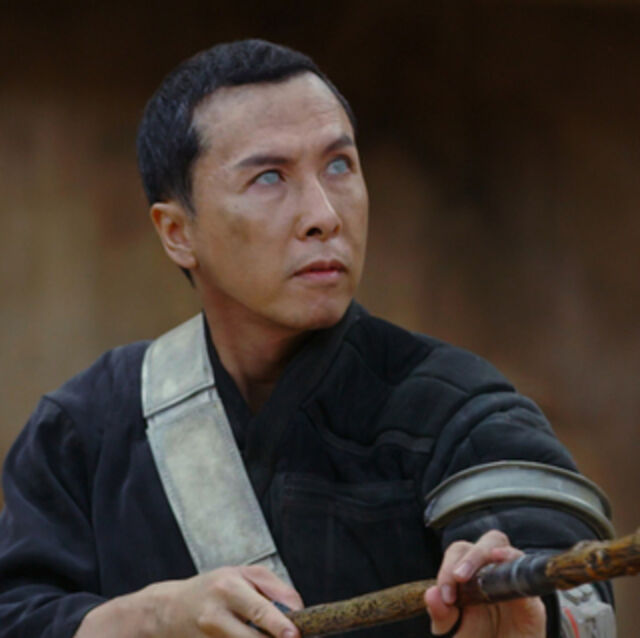 Donnie Yen como Chirrut Imwe em "Rogue One: Uma História de Star Wars" (2016)