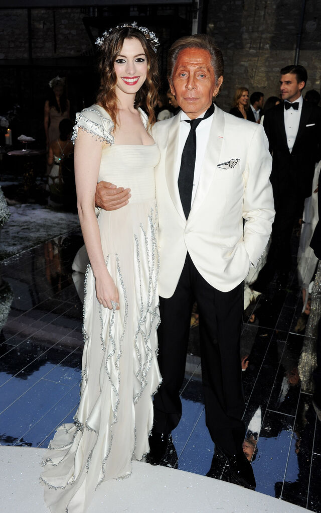 Anne Hathaway e Valentino Garavani no White Fairy Tale Love Ball em 2011