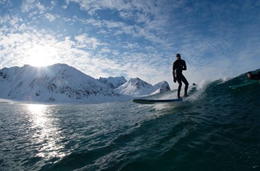 Surfar ondas gigantes e águas gélidas é HOT!