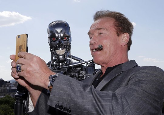 Schwarzenegger “Trump está apaixonado por mim”