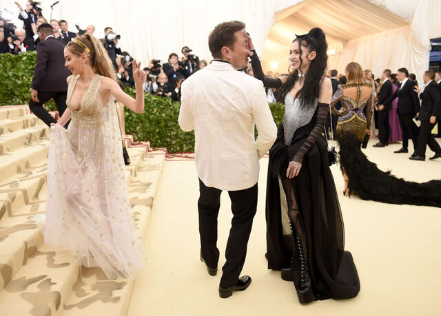 Na Met Gala de 2018 com a artista Grimes, com quem namorou