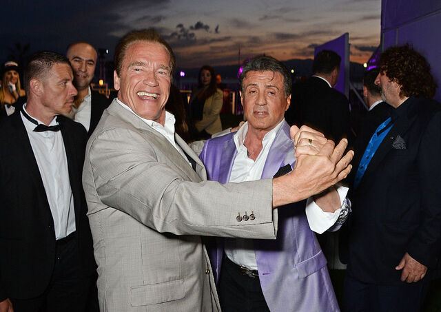Arnold Schwarzenegger com o amigo Sylvester Stallone