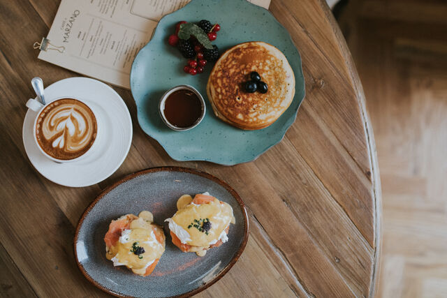 Nas sugestões matinais estão: panquecas com xarope de ácer (€5) ou ovos cozinhados de diferentes formas (escalfados, mexidos, em fritatta e no forno – 4€ a 7€).