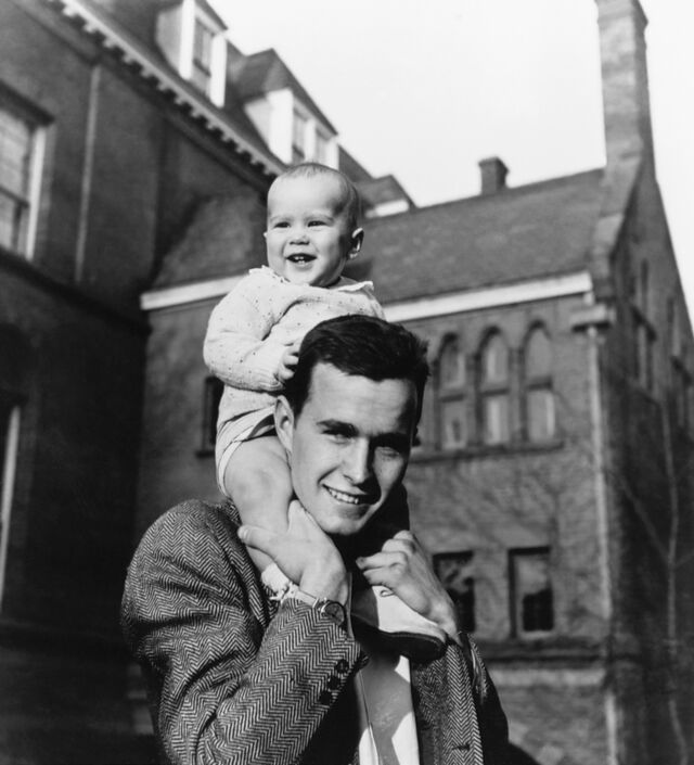 O ex-presidente dos Estados Unidos da América George H. W. Bush aos 23 anos