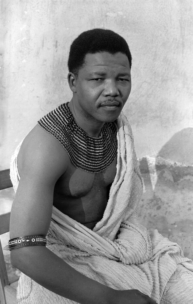 O líder revolucionário anti-apartheid, ex-presidente da África do Sul e vencedor do Prêmio Nobel da Paz de 1993, Nelson Mandela