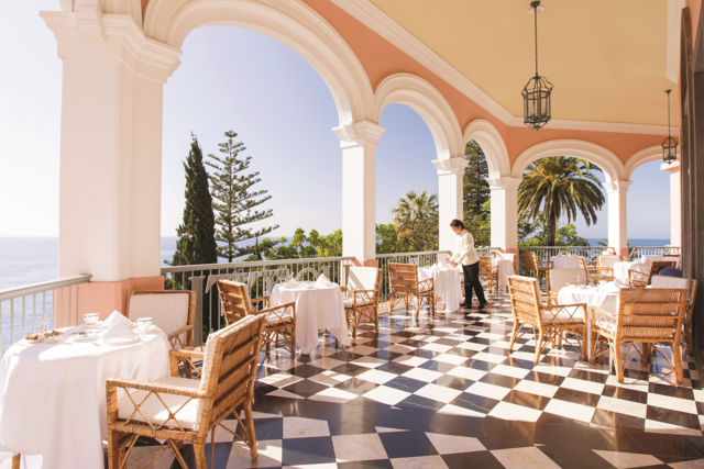 A varanda do hotel, de onde se podem avistar as Desertas.