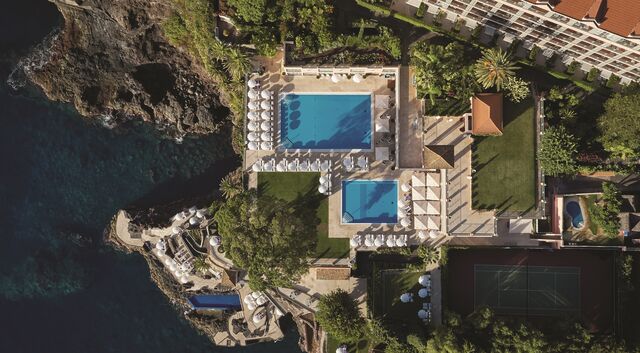 Um dos locais ideais para relaxar são as três piscinas, junto ao restaurante Pool Terrace.