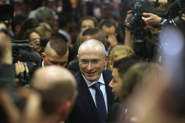 Mikhail Khodorkovsky foi apanhado num esquema de evasão fiscal com o seu sócio Platon Lebedev (ex-CEO do Grupo Menatep), em 2003.