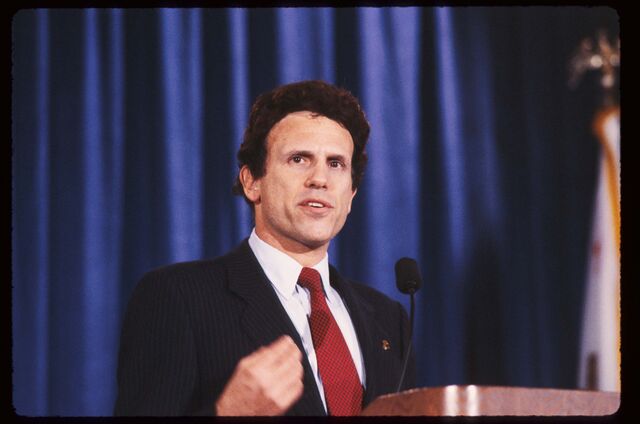 Em 1986, Michael Milken foi denunciado pelo trader americano Ivan Boesky por abuso de informação privilegiada e manipulação de ações.