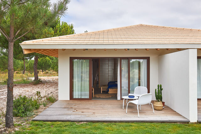 Existe um pátio interior em cada quarto, assim como uma varanda exterior com vista para a vegetação natural da costa alentejana.
