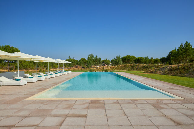 Uma das piscinas disponíveis no hotel.