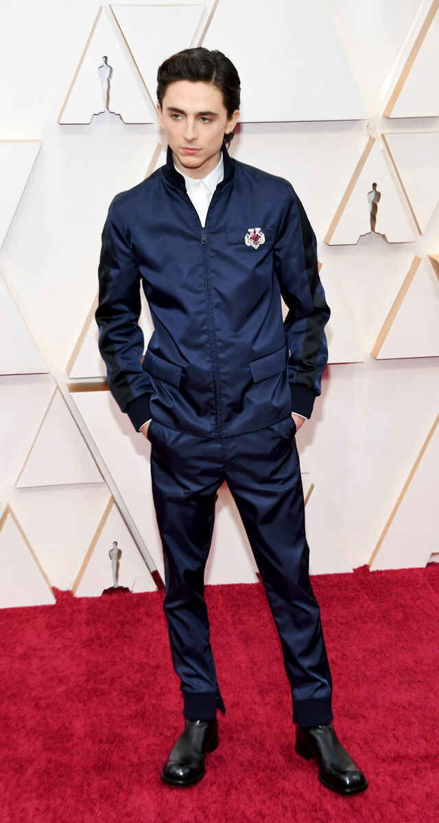 Timotheé Chalamet em Prada com alfinete Cartier.