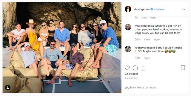 Uma foto de Instagram com Lloyd Blankfein, Jeff Bezos e David Geffen