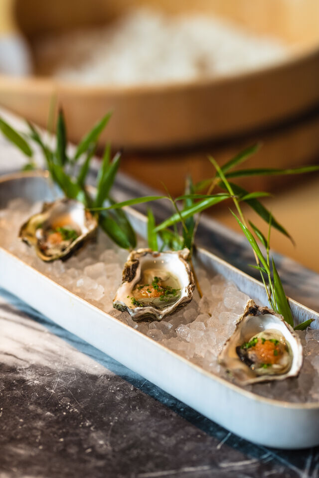 Trio de ostras da Ria Formosa acompanhadas de molho ponzu e momiji oroshi.