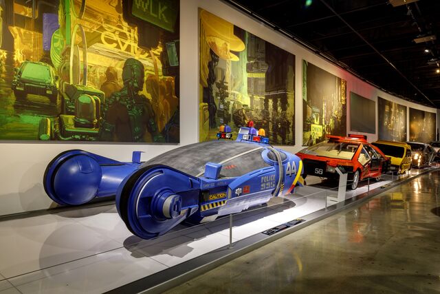 Imagem do interior da exposição Hollywood Dream Machines: Vehicles of Science Fiction and Fantasy.