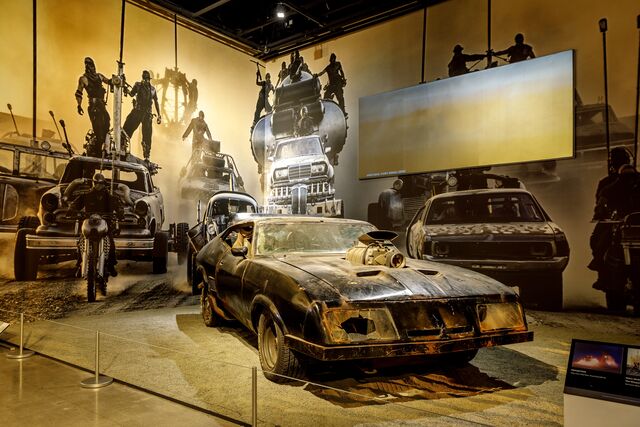 Imagem do interior da exposição Hollywood Dream Machines: Vehicles of Science Fiction and Fantasy.