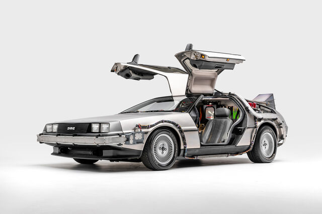 O DeLorean de 1981 que tornou numa máquina do tempo no filme Back to the Future (1985). Pertence à coleção do museu.