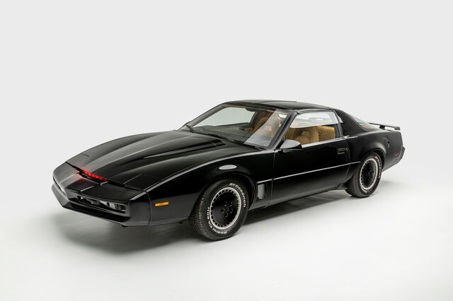 O famoso KITT, o carro de Michael Knight que falava na série O Justiceiro, o Pontiac Firebird de Knight Rider, entre os anos de 1982 e 1986.