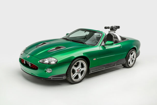 O Jaguar XKR de Zao (interpretado por Rick Yune), um dos vilões do filme Die Another Day (Morre Noutro Dia, 2002) da saga 007. Este é o último filme com Pierce Brosnan no papel de James Bond e este carro é uma das estrelas de uma perseguição no gelo.