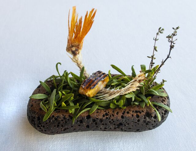 Os salmonetes são servidos braseados e outros assados com pimentos vermelhos