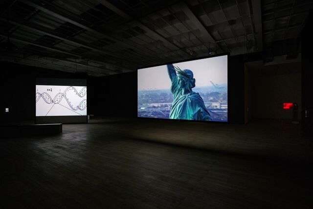 Static 2009 e Once Upon a Time 2002, de Steve McQueen. Imagem do interior da exposição Steve McQueen na Tate Modern, Londres.