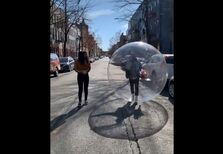 Leonardo DiCaprio apresenta novo Fiat 500 elétrico