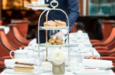 Doces luxos: as sobremesas do Ritz de Paris em livro