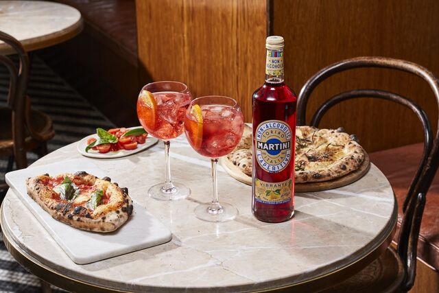 O Martini Vibrante Sem Álcool é uma mistura de ingredientes botânicos naturais, equilibrados com bergamoto italiano para criar um aperitivo frutado