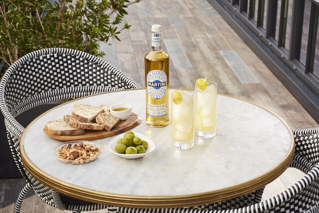 Como o nome indica, o Martini Floreale Sem Álcool (750 ml, €10,99) é floral e vai buscar o sabor à doçura da camomila romana e outros ingredientes botânicos