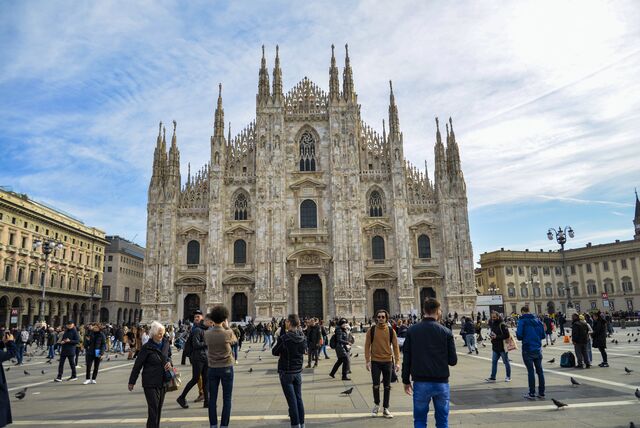 Há algumas semanas, a 21 de fevereiro de 2020, a praça do Duomo di Milano cheia de gente (Milão, Itália)