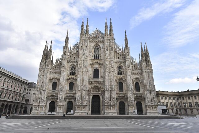 Uma cena quase rara do Duomo di Milano sem as habituais multidões, a 15 de março de 2020 (Milão, Itália)