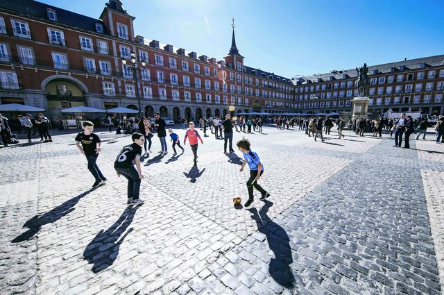 A mesma Plaza Mayor numa quarta-feira típica, antes do coronavírus crescer na capital espanhola, a 26 de fevereiro de 2020 (Madrid, Espanha)