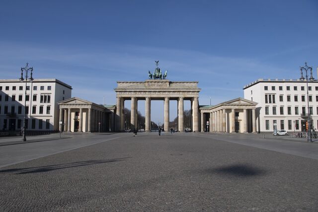 Na praça em frente ao Portão de Brandemburgo após as medidas de contenção do governo alemão, a 15 de março de 2020 (Berlim, Alemanha)