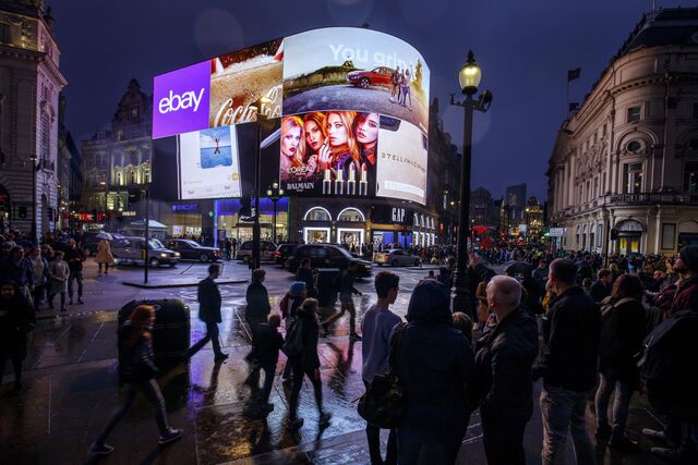 O cenário normal da sempre lotada Piccadilly Circus, a 26 de outubro de 2017 (Londres, Reino Unido)