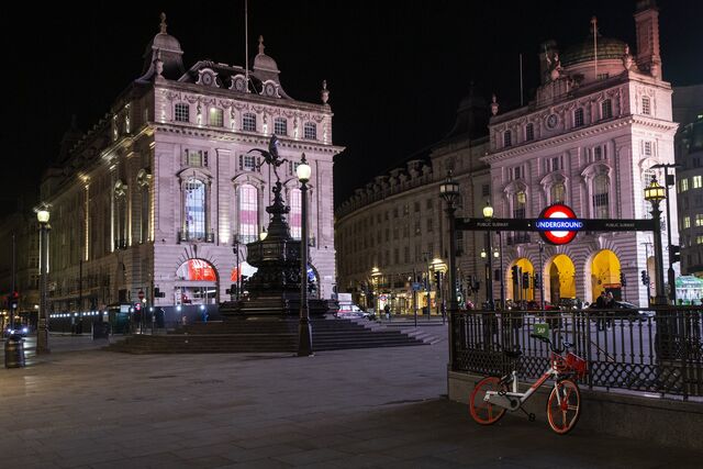 Piccadilly Circus praticamente vazia, a 15 de março de 2020 (Londres, Reino Unido)
