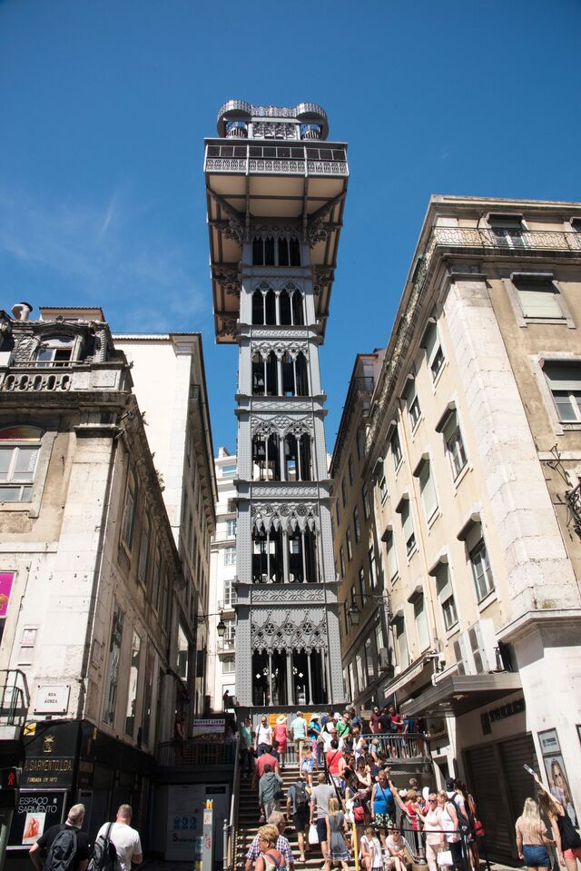 Elevador de Santa Justa com a habitual fila de espera, a 11 de junho de 2017 (Lisboa, Portugal)