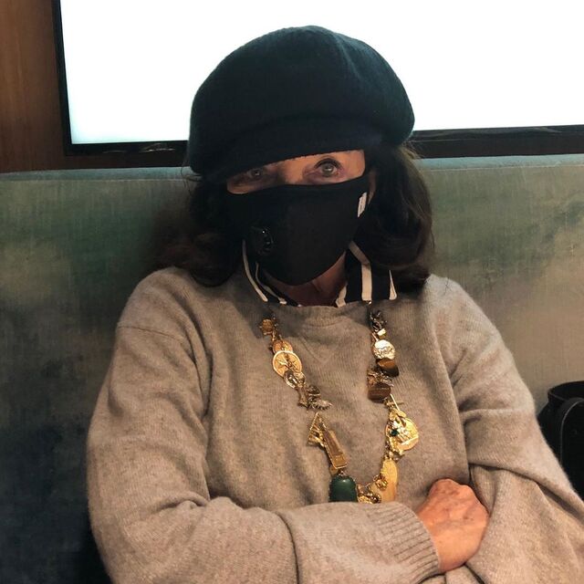 Dame Joan Collins com uma máscara preta