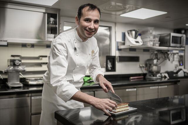 O chef François Perret na cozinha do hotel Ritz de Paris, em novembro de 2019 depois de ganhar o prémio de Melhor Chef de Pastelaria em Restaurante, pela associação Grandes Tables du Monde.