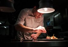 Recrie em casa esta focaccia de ervas da serra e paiola