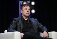 Elon Musk é o homem mais rico do mundo e celebra com presente inesperado a Jeff Bezos